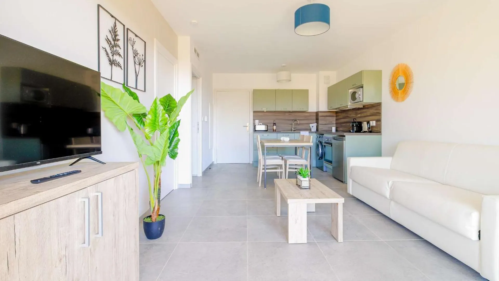 Select'Sohome - T2 Pour 4 Personnes En Residence Neuve - Parking Prive Et Piscine - 180Sud-B02 Le Lavandou 0*,  France